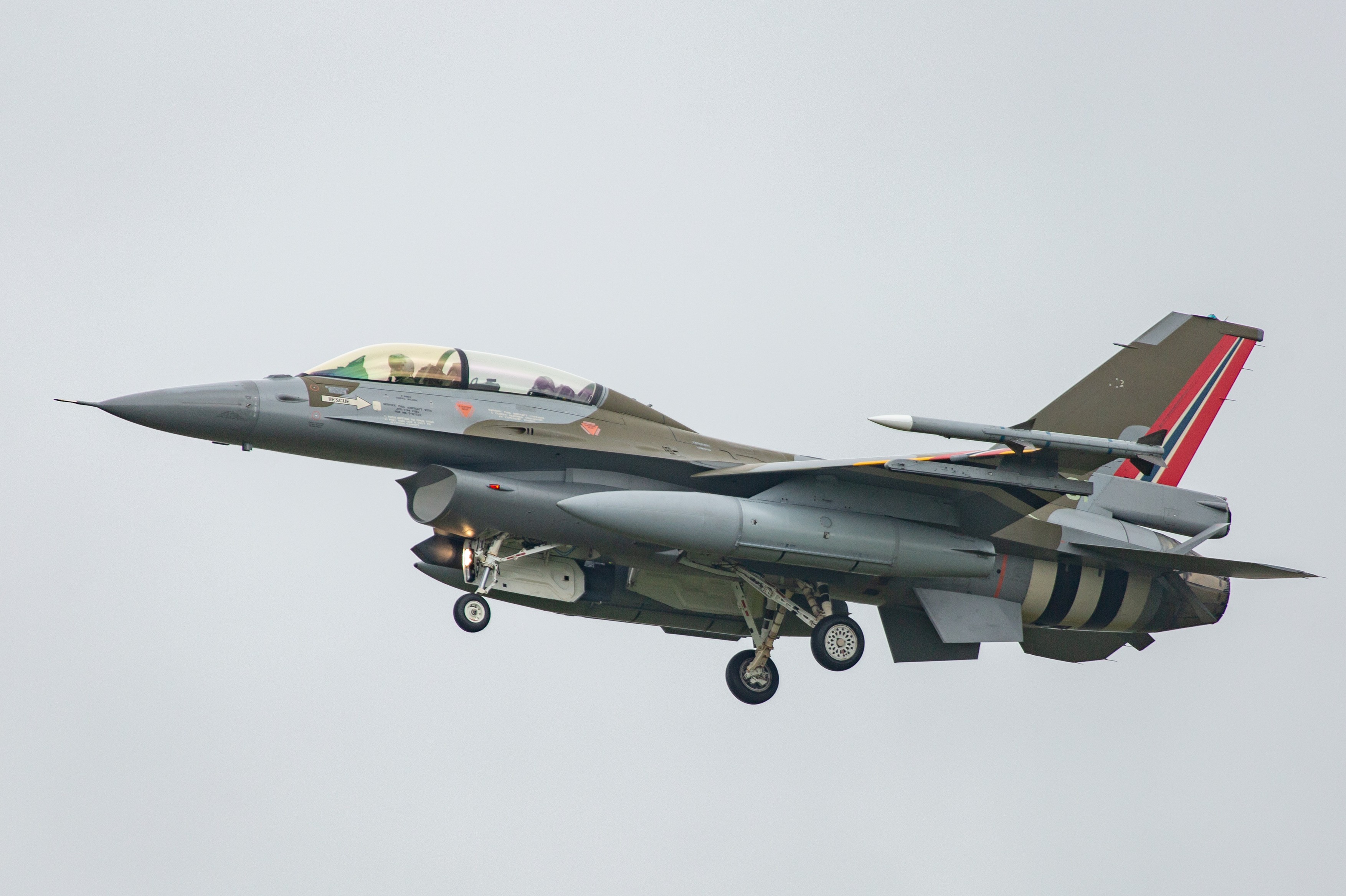 România cumpără 32 de avioane F-16 second hand din Norvegia. Guvernul a adoptat legea propusă de MApN