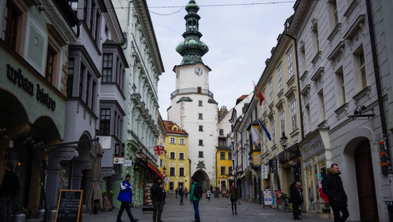 Imagine cu oameni pe o stradă din Bratislava, Slovacia.
