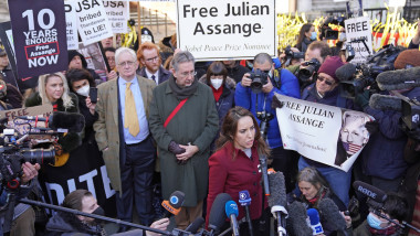 Logodnica lui Assange face declarații în fața Curții de Justiție din Londra
