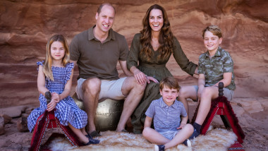 Prințul William și Kate, alături de copiii lor, zambesc la poza, imbracati lejer, de vara, in vacanta in iordania