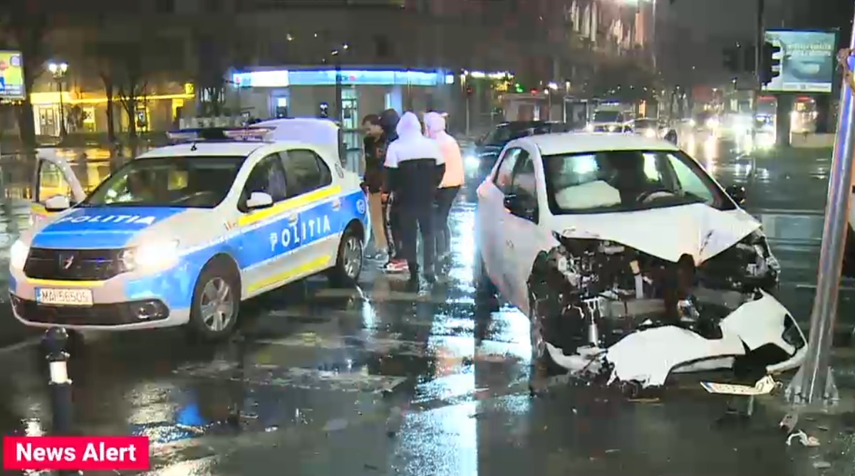 Încă un accident în zona fântânilor de la Piața Unirii. Una dintre mașinile implicate era închiriată