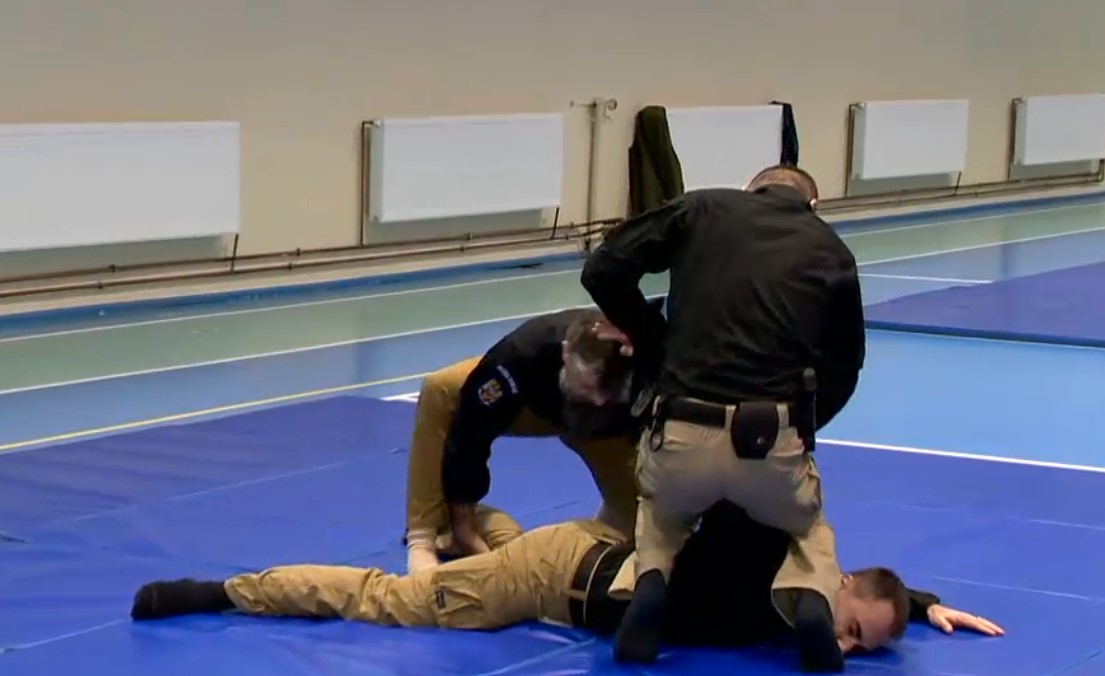 VIDEO. Polițiștii, instrucție dură cu profesioniști de la Forțele Speciale. Cum decurge un antrenament