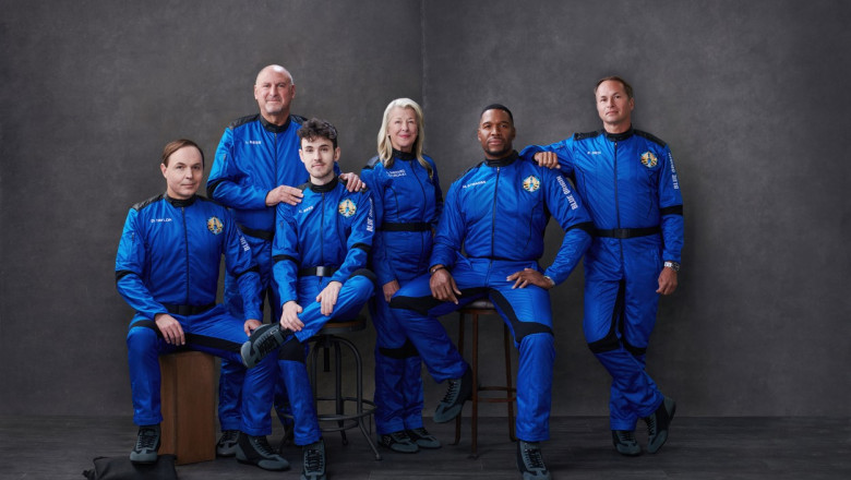 cei sase membri ai echipajului din cel de-al treilea zbor spatial al companiei blue origin
