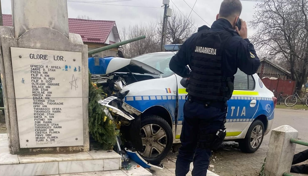 Un polițist a distrus cu autospeciala un monument. În loc de audieri, suspectul aflat în mașină a ajuns la spital