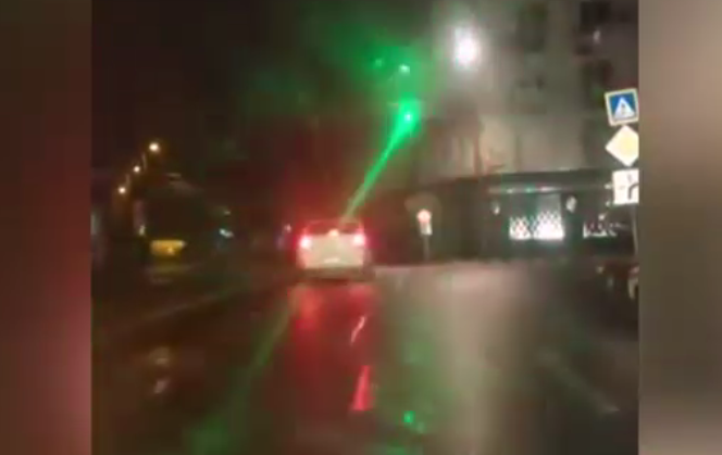 Doi copii au ajuns la secția de poliție după ce au orbit mai mulți șoferi cu un laser