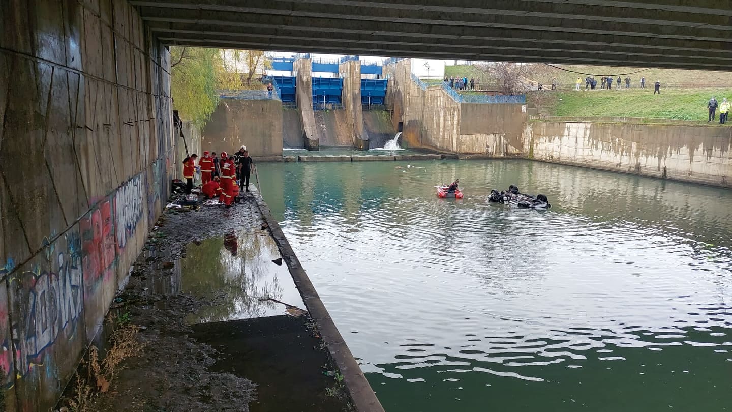 VIDEO. Un bărbat de 35 de ani a murit după ce a căzut cu mașina în râul Dâmbovița, în zona Podului Ciurel