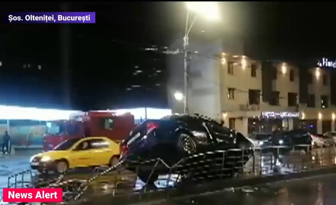 VIDEO. A fost noaptea accidentelor în București: 4 evenimente în doar câteva ore. O mașină a rămas suspendată pe refugiul de tramvai