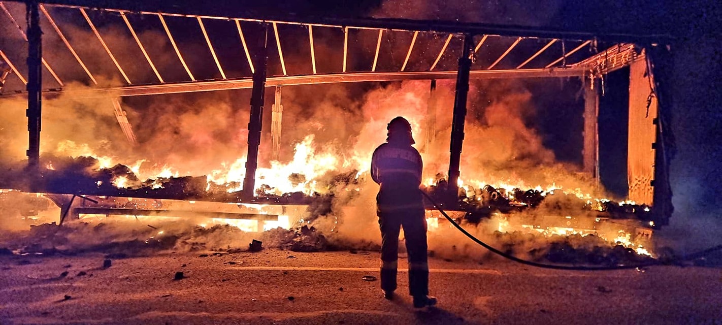 FOTO. Un TIR şi un autoturism au ars în totalitate în urma unui accident pe DN61