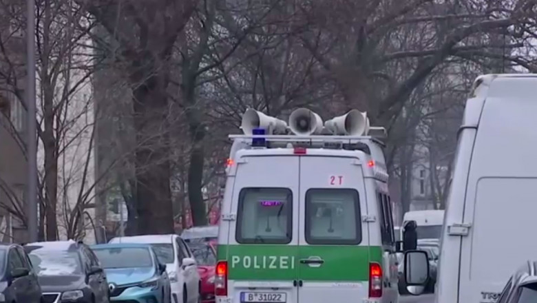 Mașină a poliției germane care anunță populația să evacueze locuințele.