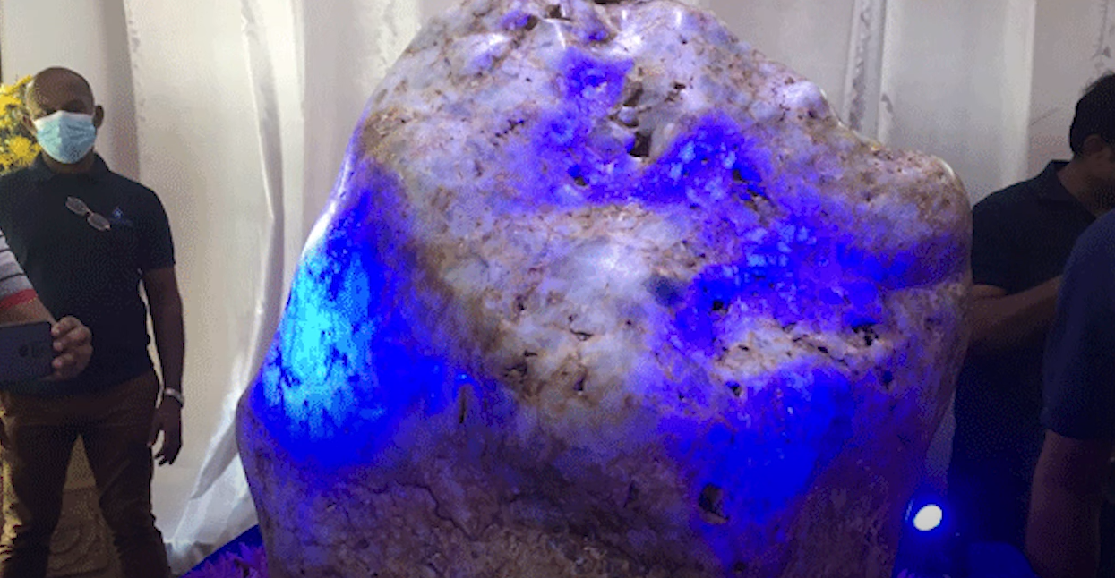 Un uriaş safir natural albastru de 310 kilograme, prezentat în Sri Lanka