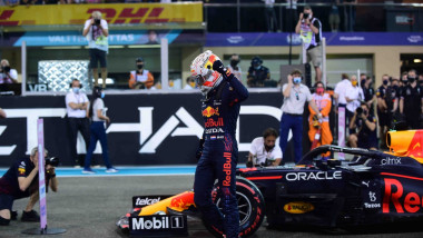 Max Verstappen se bucură după o victorie în F1.