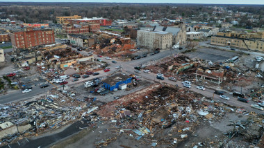 imagine de ansamblu asupra orasului mayfield devastat de o tornada