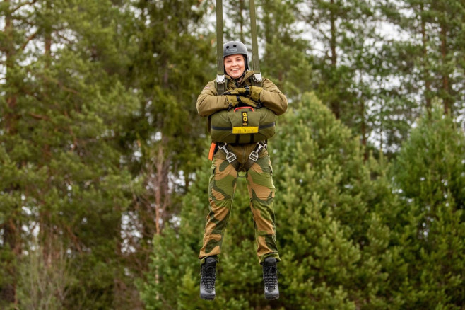 Rena Leir, Norway. 20th Nov, 2021. Rena 20211120.Princess Ingrid Alexandra visits Rena Leir. The visit is a confirmation gift from the Armed Forces. Here she practices parachuting.Photo: Annika Byrde / NTB Credit: NTB Scanpix/Alamy Live News