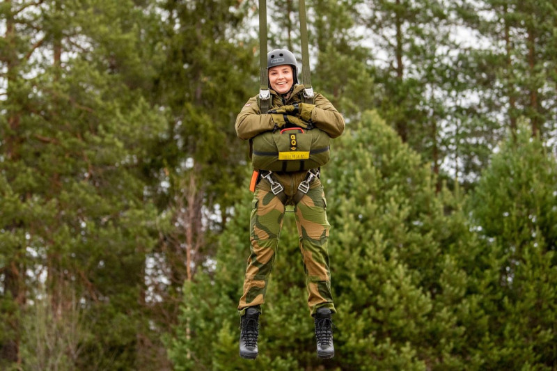 Rena Leir, Norway. 20th Nov, 2021. Rena 20211120.Princess Ingrid Alexandra visits Rena Leir. The visit is a confirmation gift from the Armed Forces. Here she practices parachuting.Photo: Annika Byrde / NTB Credit: NTB Scanpix/Alamy Live News