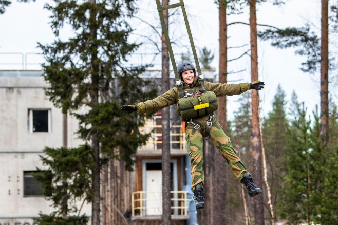 Rena Leir, Norway. 20th Nov, 2021. Rena 20211120.Princess Ingrid Alexandra visits Rena Leir. The visit is a confirmation gift from the Armed Forces. Here she is practicing parachuting.Photo: Annika Byrde / NTB Credit: NTB Scanpix/Alamy Live News