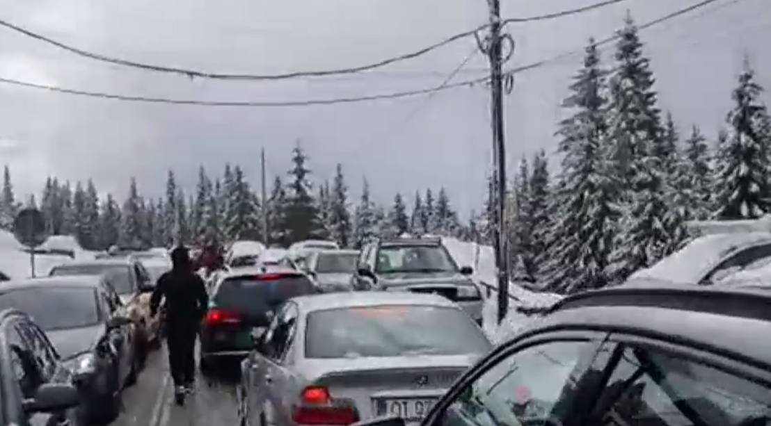 Circulație blocată pe drumul spre Rânca. Drumarii deszăpezesc greu din cauza mașinilor venite la pensiuni și parcate pe carosabil
