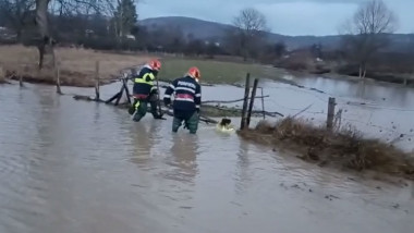 Pompieri care intervin la inundații