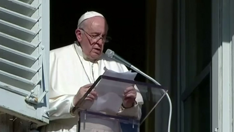 Papa Francisc, rugăciune la fereastra apartamentului.