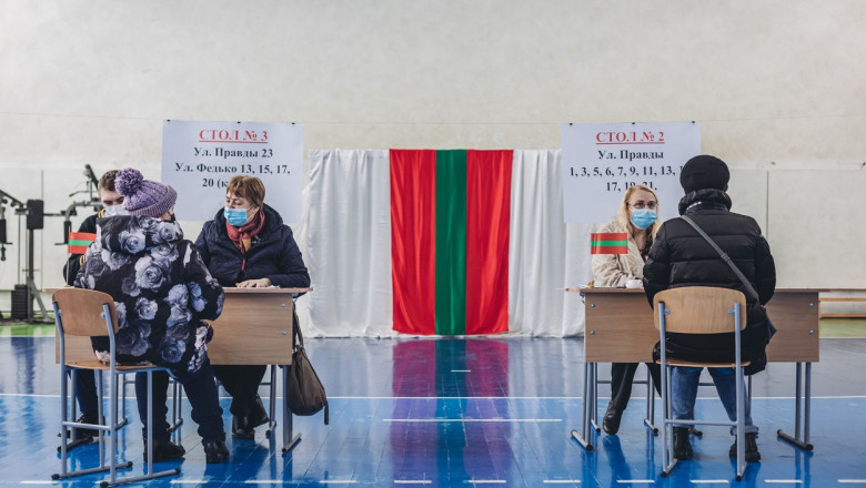 Oameni care votează în Transnistria.