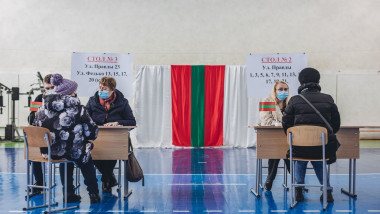 Oameni care votează în Transnistria.