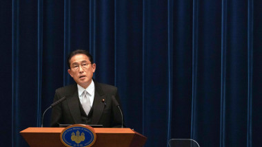 Fumio Kishida premierul japoniei vorbeste de la pupitru