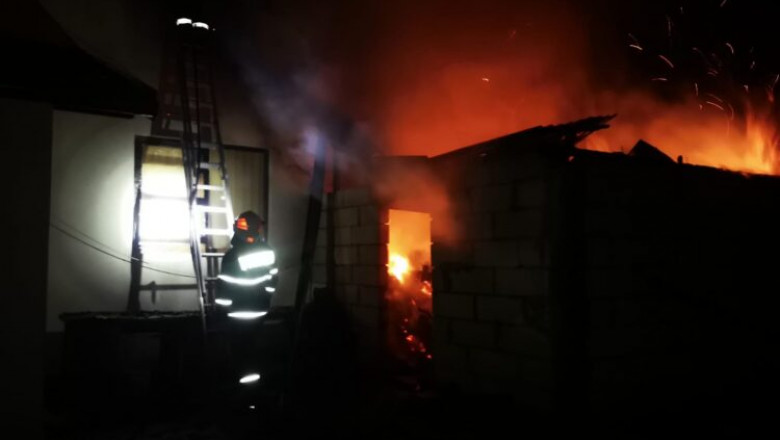 pompieri sting noaptea o casa care arde