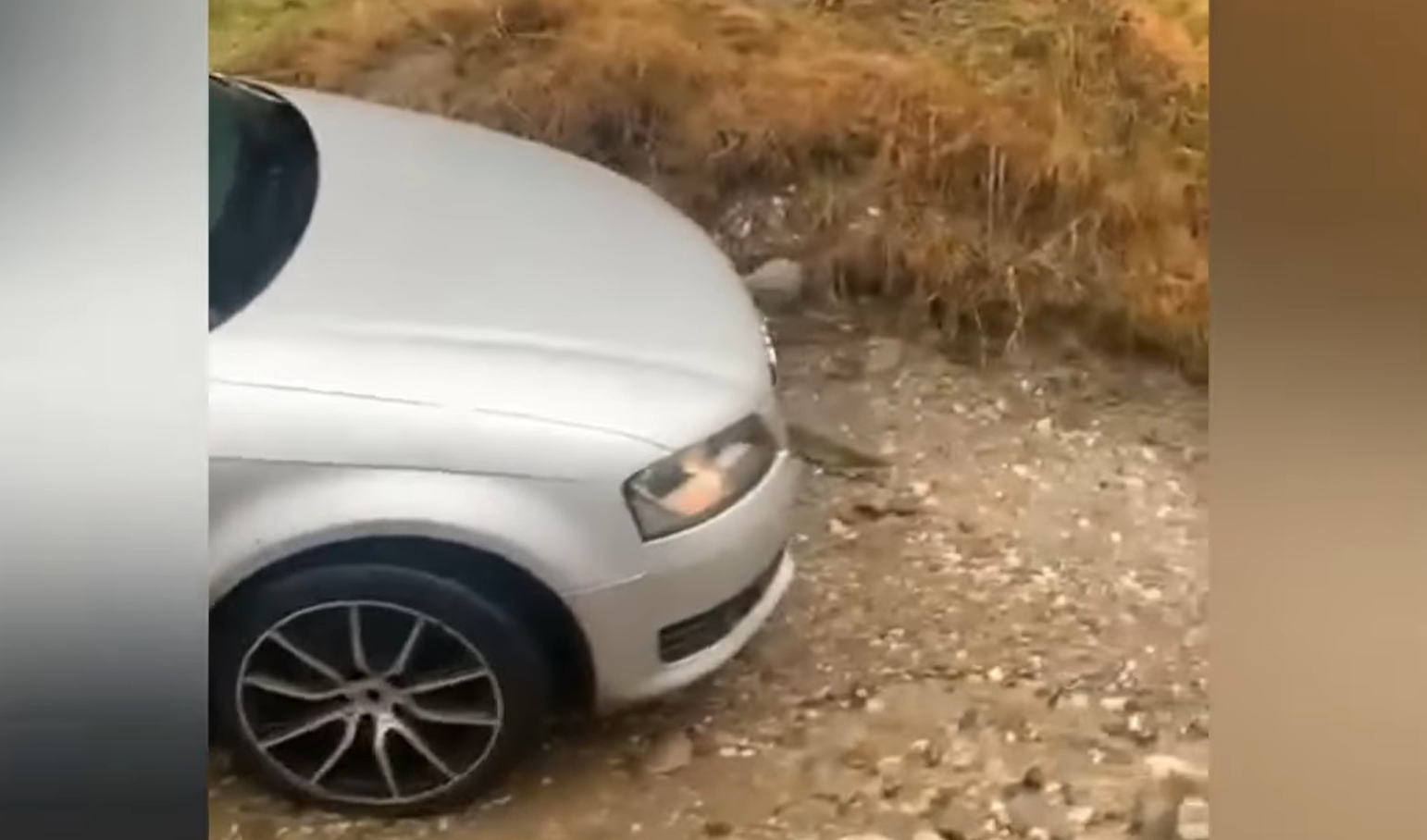 Un tânăr aflat la volanul unui Audi a fost luat de ape după ce a încercat să traverseze un râu învolburat în stațiunea Cheia