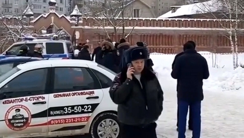 Echipaje de poliție în fața seminarului ortodox în care a avut loc atentatul.