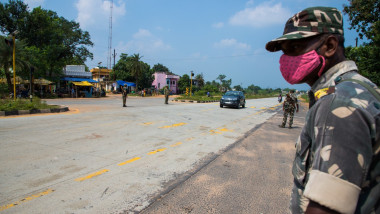 politist cu masca roz pe un drum din india