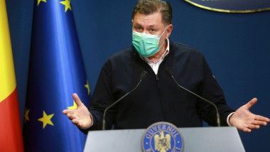 Ministrul Sănătății, Alexandru Rafila, cu masca, gestioneaza in timpul unei conferinte de presa