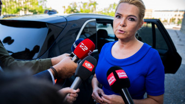 Inger Stojberg imbracata in albastru cu microfoane de jurnalisti in fata