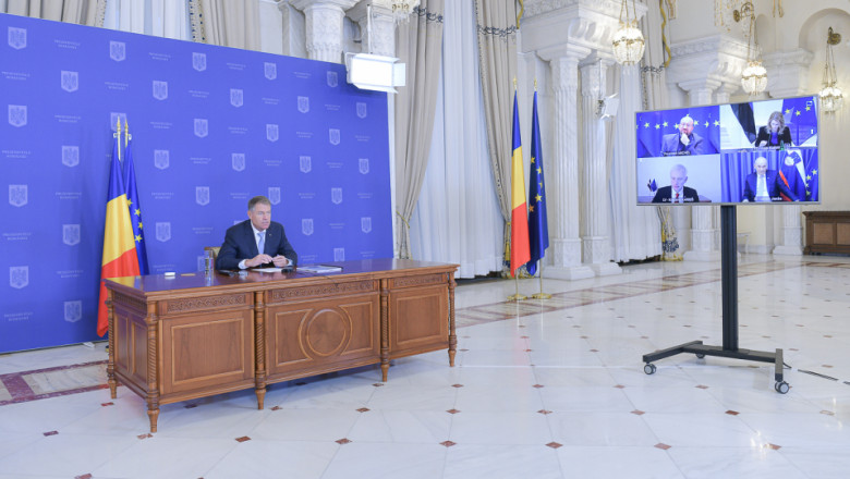 Iohannis participă la o videoconferință.