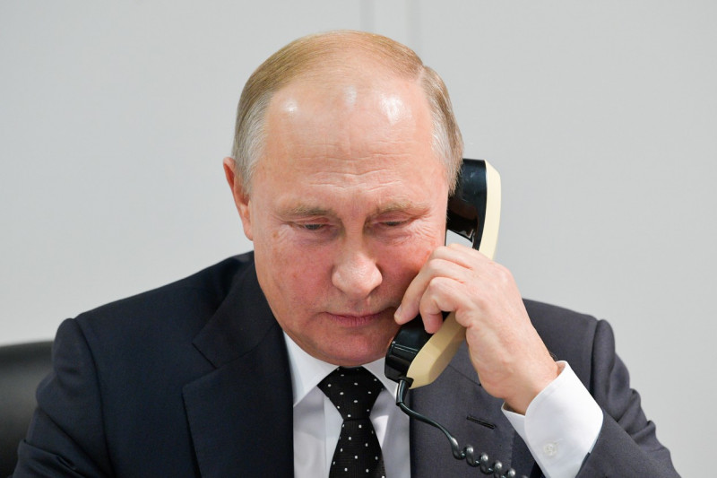 Vladimir Putin vorbește la telefon