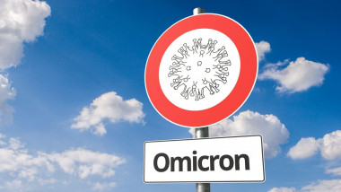 Varianta Omicron pe un semn de circulație