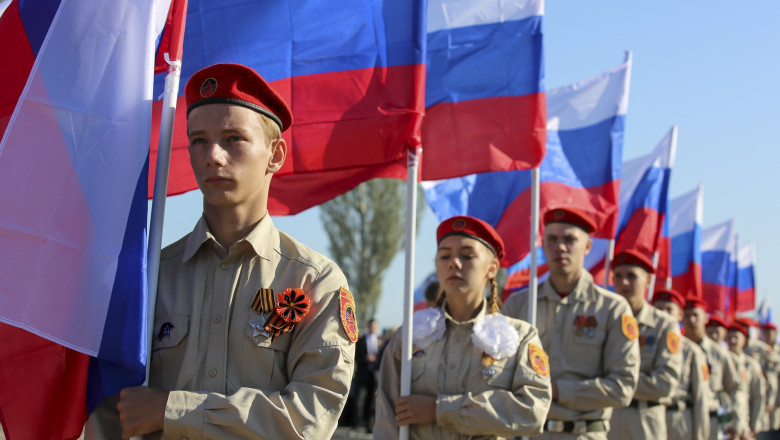 Membrii mișcării patriotice militare Young Guard poartă steaguri rusești în timp ce marchează cea de-a 78-a aniversare a eliberarea Regiunii Donbass de invadatorii naziști.