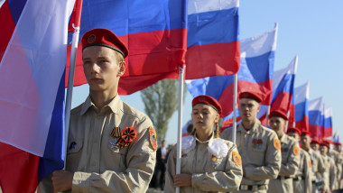 Membrii mișcării patriotice militare Young Guard poartă steaguri rusești în timp ce marchează cea de-a 78-a aniversare a eliberarea Regiunii Donbass de invadatorii naziști.