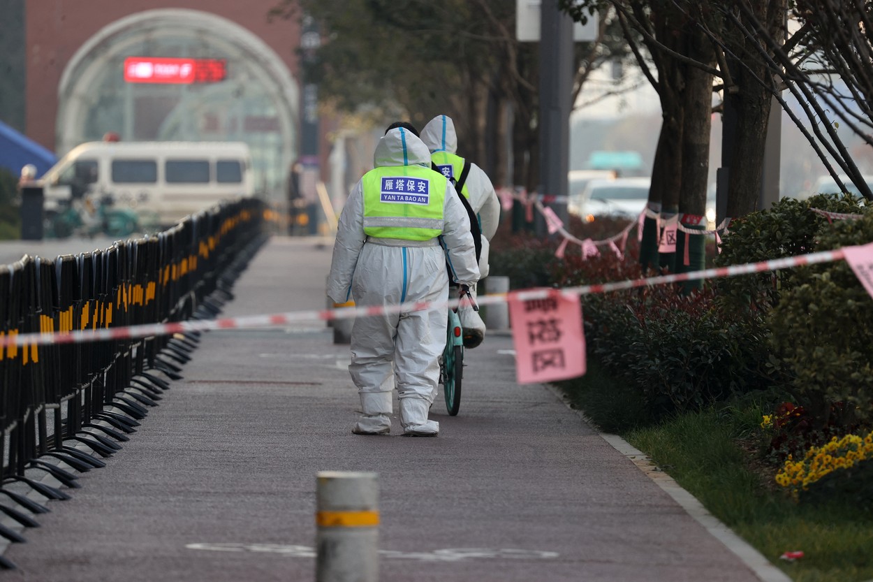 26 de oficiali chinezi vor fi pedepsiți pentru focarul de COVID din orașul Xian. 13 milioane de oameni în lockdown