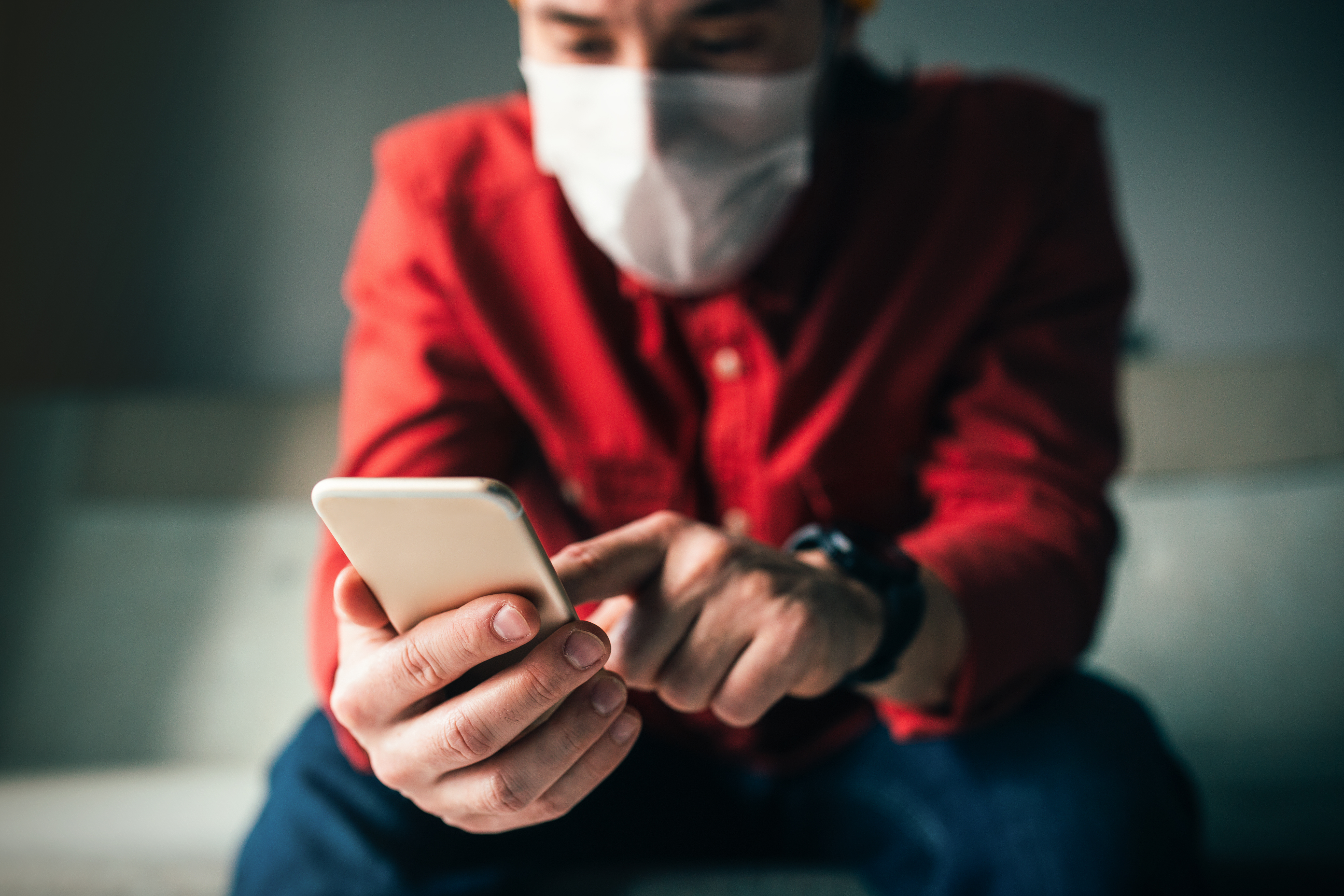 Un bărbat din Constanța a fost reţinut după ce a amenințat doi procurori DNA pe WhatsApp