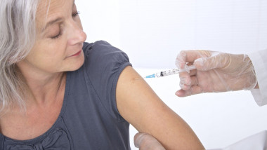 Femeie în vârstă vaccinată anti-COVID