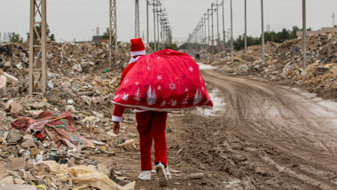 Moș Crăciun merge printre ruine în orașul Basra din Irak,
