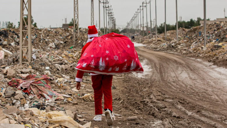 Moș Crăciun merge printre ruine în orașul Basra din Irak,