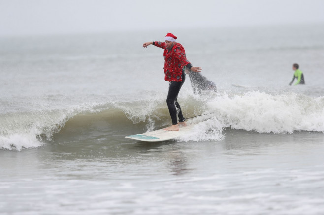 SANTA SURFERS