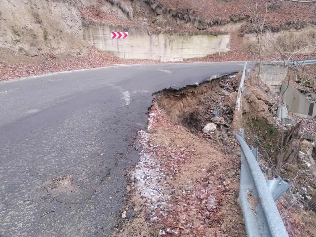 O porţiune dintr-un drum care leagă județele Sibiu și Alba s-a surpat: "A plouat și a cedat"