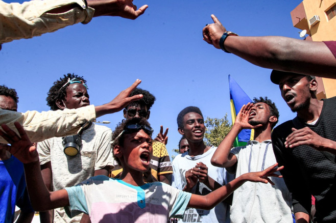 Tineri scandează la protestele din Khartoum