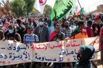 Protestatari cu pancarte scrise în limba arabă