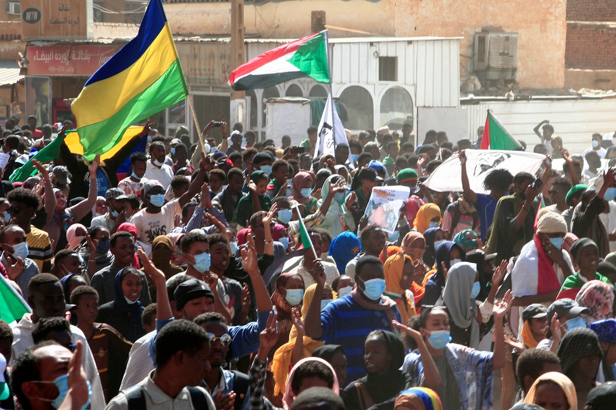 A zecea zi de proteste masive în Sudan. Internetul și telefonia au fost tăiate, iar forțele de ordine atacă cu gaze lacrimogene