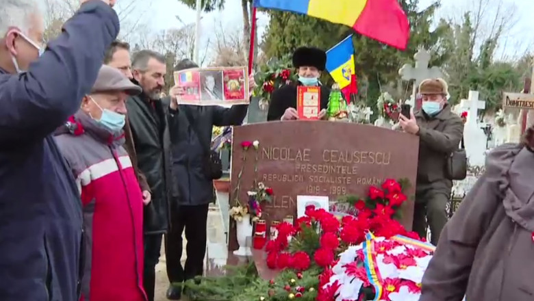 Oameni la mormântul lui Nicolae Ceaușescu.