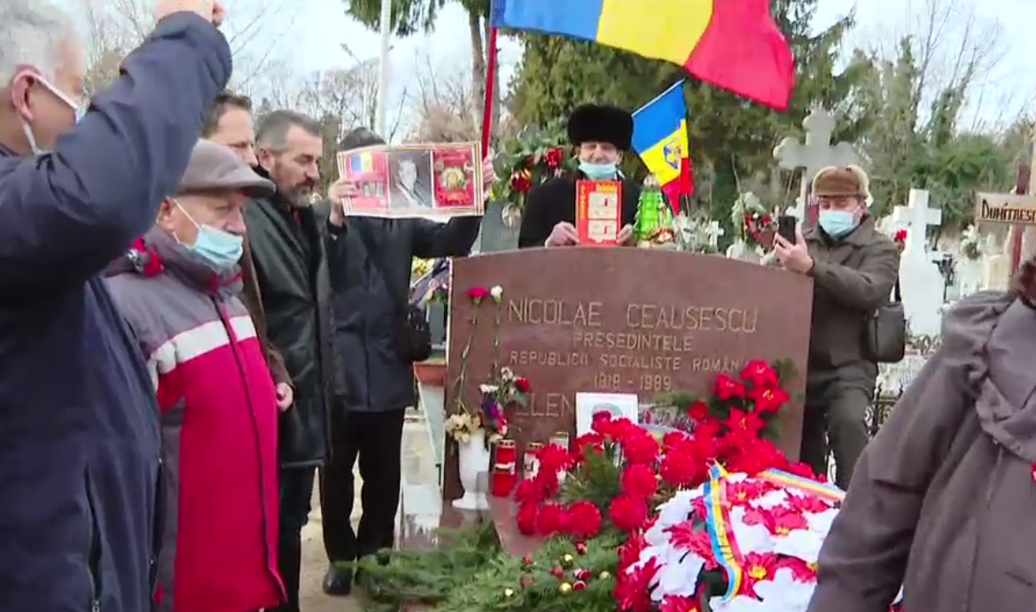Crăciunul nostalgicilor după comunism. Vizita la mormântul lui Ceaușescu, obligatorie: „Înainte era mai bine”