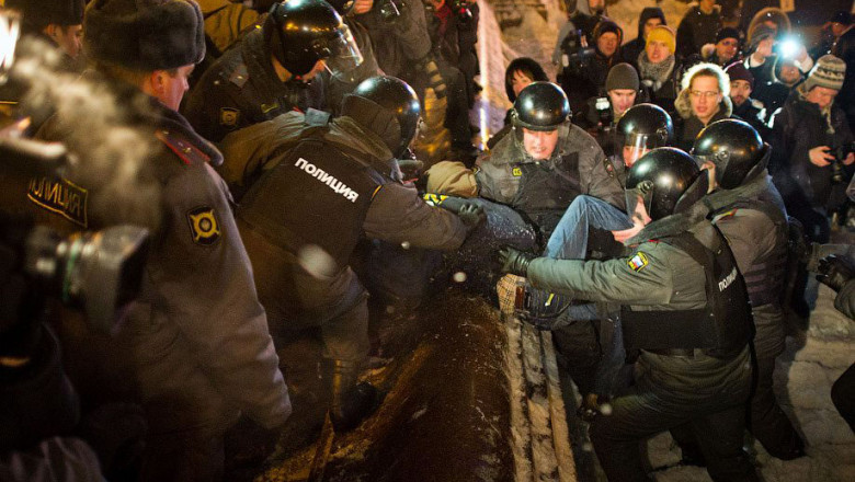politia rusa arestand protestatari in timpul manifestatiilor