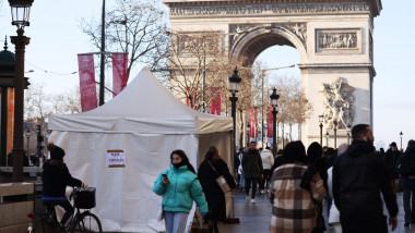 paris arcul de triumf si un cort de teste covid, oameni pe strada